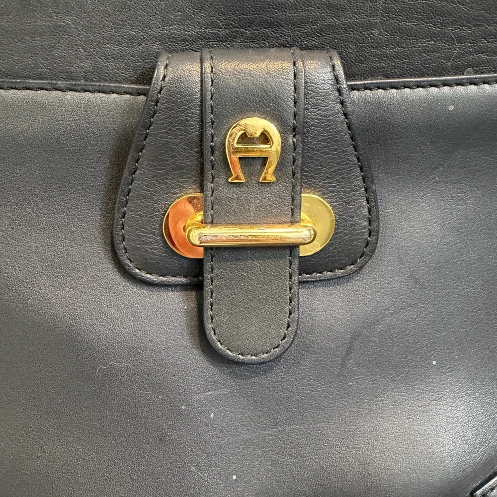 Elegant Navy Leather Shoulder Bag - Picture 10 of 15